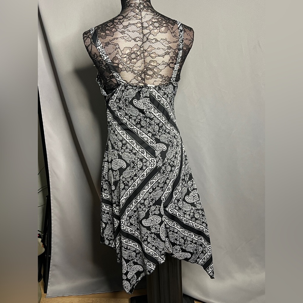 Venus Black And White Patterned Backless Dress - image 8